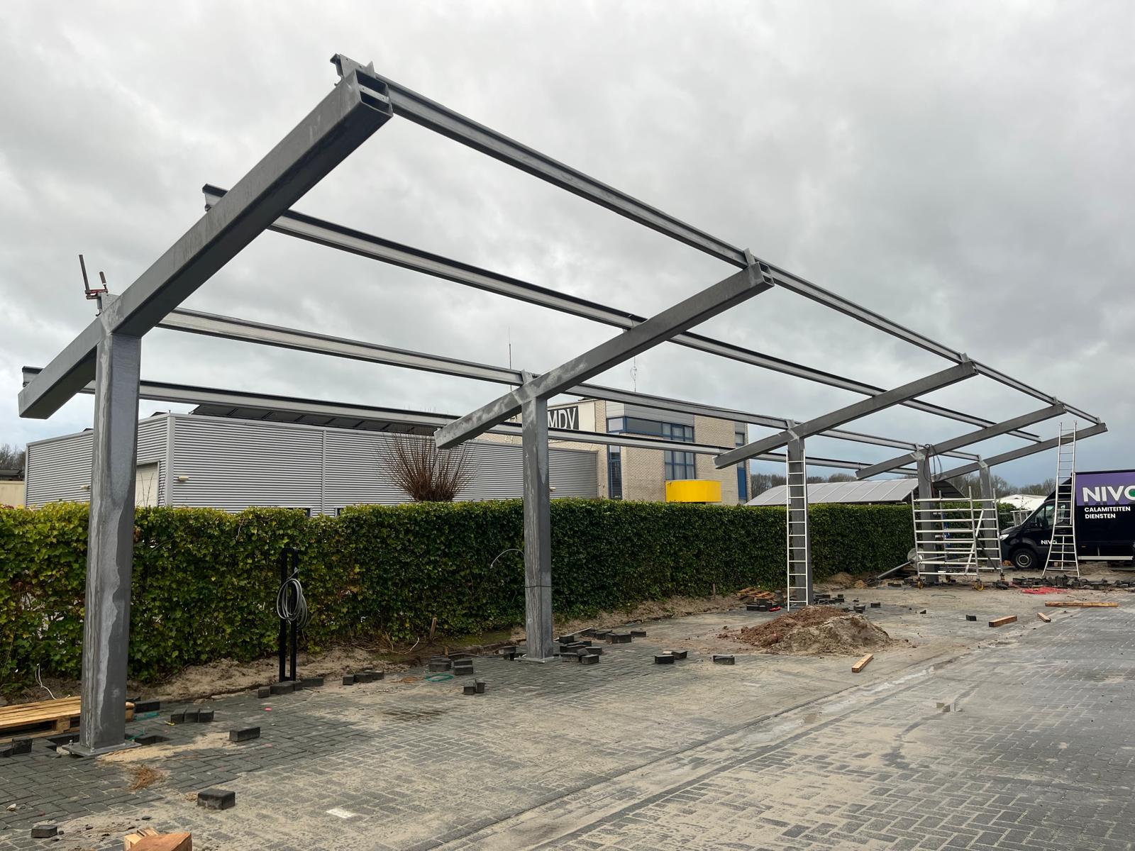 Zonnepanelen carport in aanbouw
