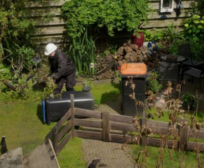 Stormschade buiten opruimen